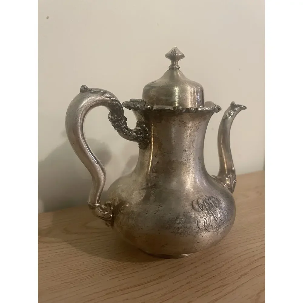 VTG 6” Meriden B. Company Silverplate Victorian Fleur de Lis Teapot #912 READ